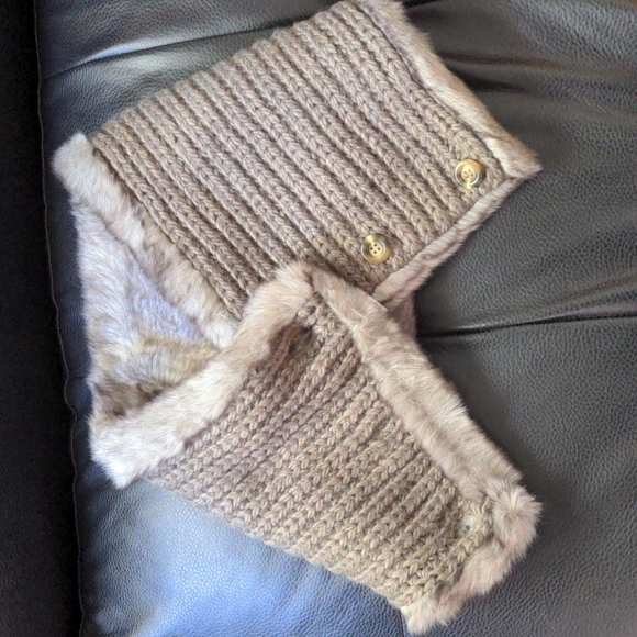 NWOT 🧣Reversible faux fur scarf - Picture 7 of 8